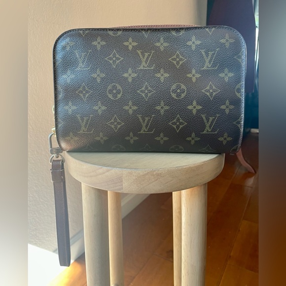 Adorable Louis Vuitton Monogram Wristlet/Pouch - Picture 13 of 14